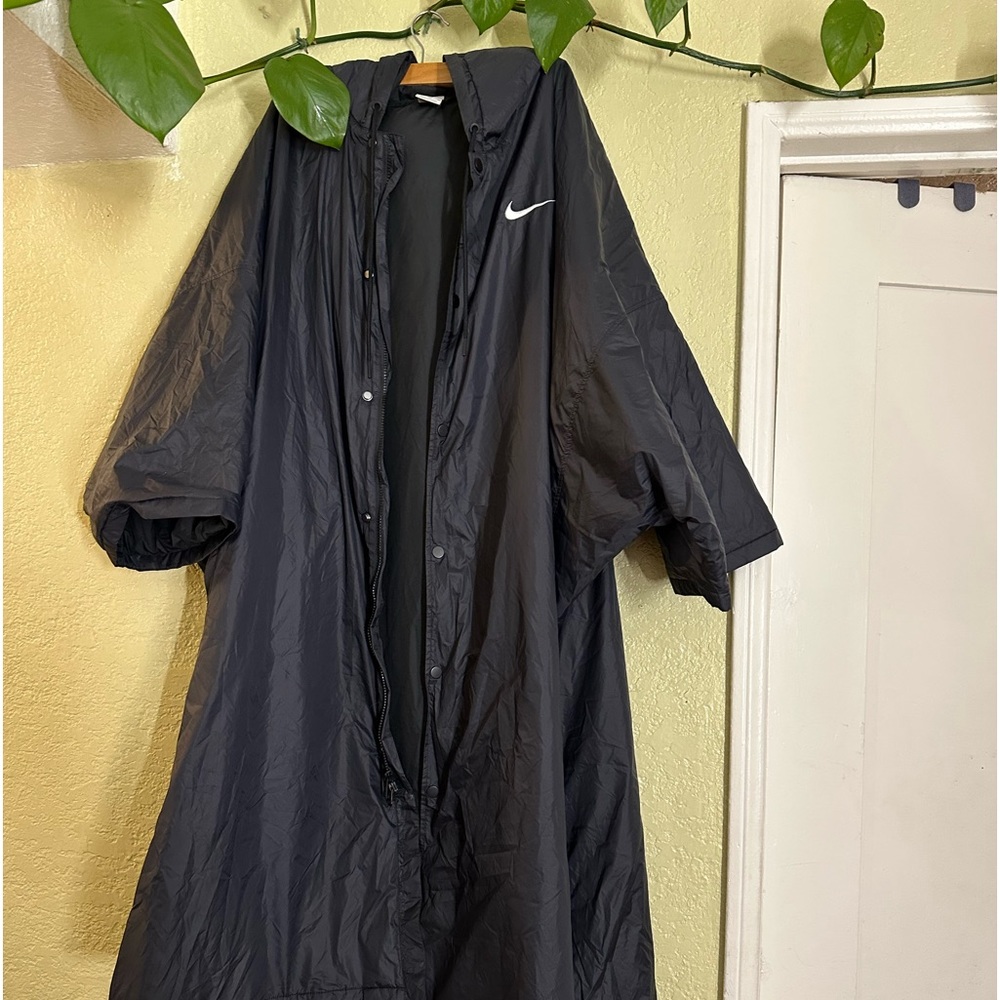 Raining long coats 🧥